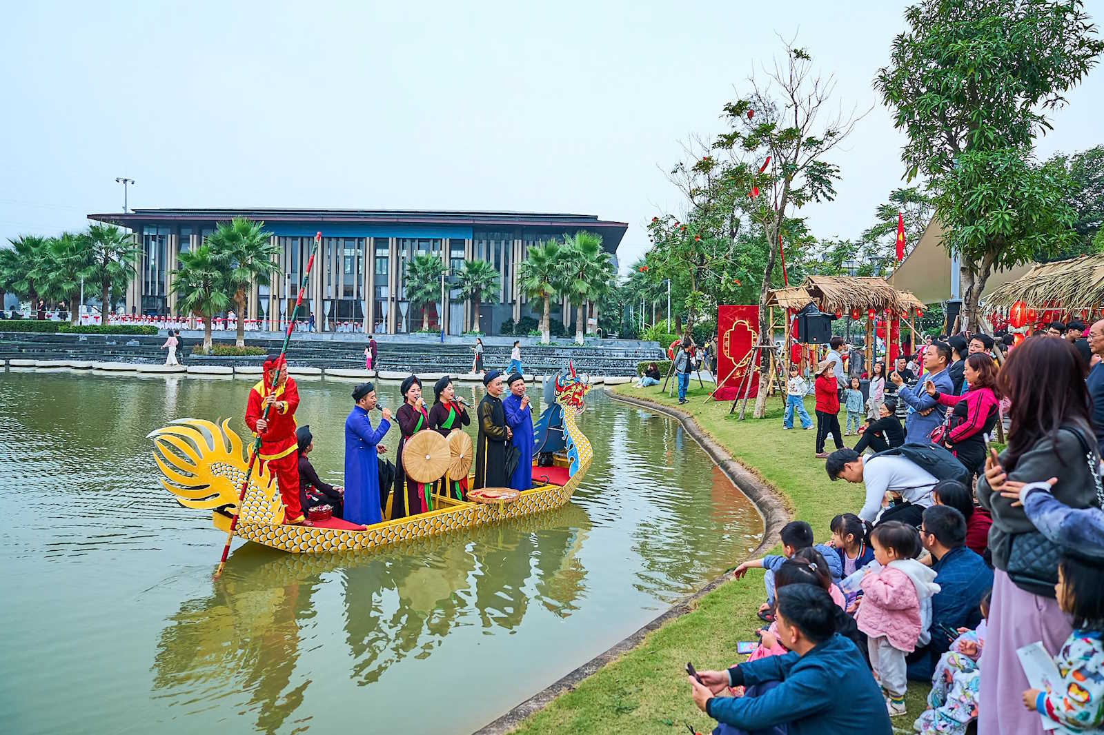 Đoàn hát chèo đứng trên thuyền biểu diễn cho cư dân hai bên bờ sông tại Anlac Green Symphony