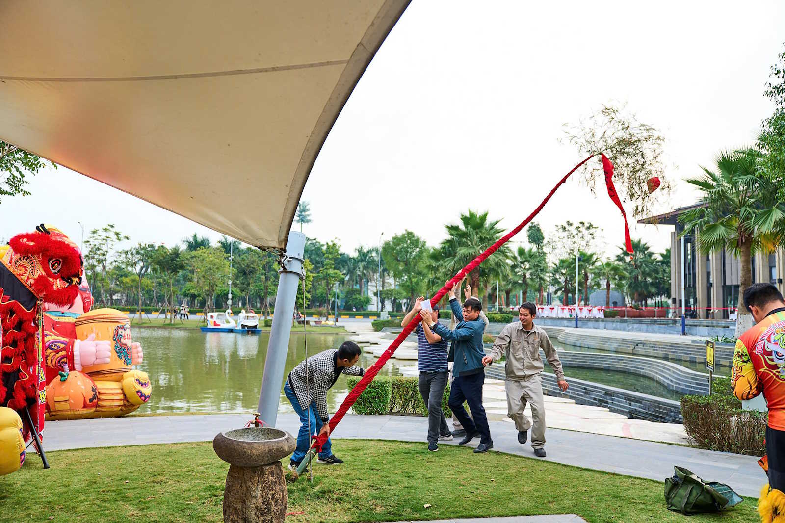 Cư dân và ban tổ chức trồng cây nêu trong Lễ hội Xuân Khởi Sắc 2026 tại Anlac Green Symphony